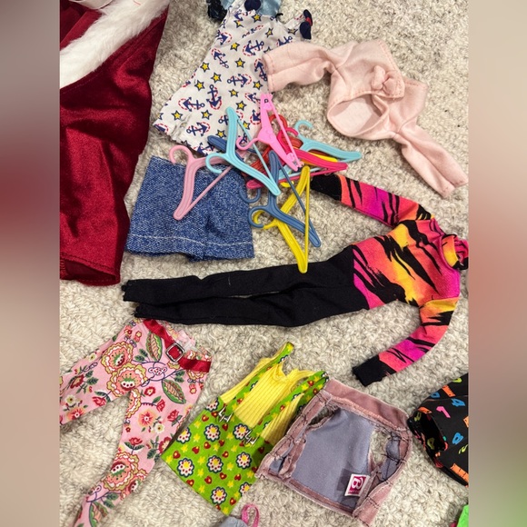 More Barbie clothes! Velvet hooded cape, hangers, scuba suit, vintage dresses.. - Picture 7 of 16